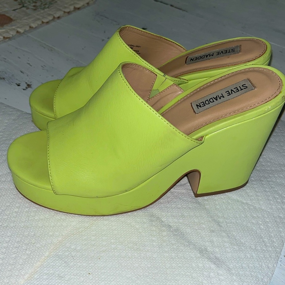 Steve Madden Vibrant neon Green Slide Sandals leather platform bottega style